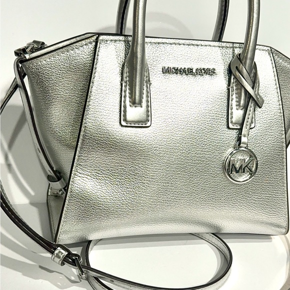 Michael Kors Avril Silver Leather
Satchel. Preloved/preowned. - Picture 5 of 10
